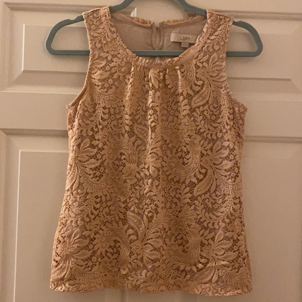 😊FREE😊W/ $35 Purchase - THE LOFT pink tank w/ a keyhole opening on the back